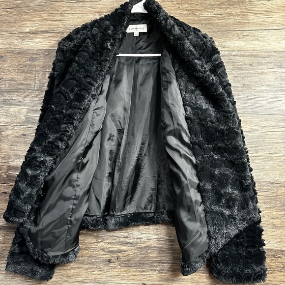 Kate Rosy Soft Elegant Black Textured Blazer - Picture 3 of 6